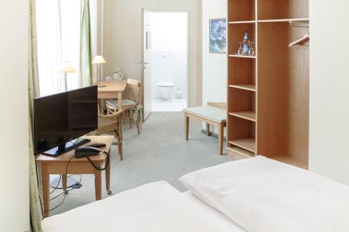 Twin Room image 7