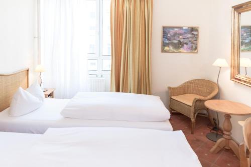 Twin Room image 2