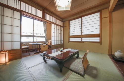 Nakamurakan Nakamurakan is a popular choice amongst travelers in Takayama, whether exploring or just passing through. Featuring a complete list of amenities, guests will find their stay at the property a comforta