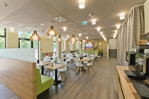 مطعم, سوبر 8 باي ويندام فرايبورج (Super 8 by Wyndham Freiburg) in فريبابج إم بريسجاو