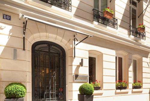 Entrance, Residence Foch in 16th - Trocadero