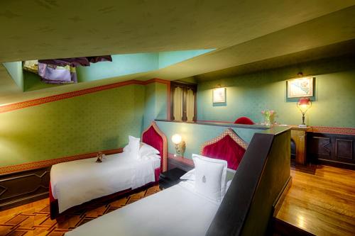 1 double bed, 2 twin beds