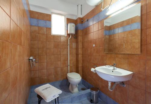 Single Room with Private Bathroom image 9