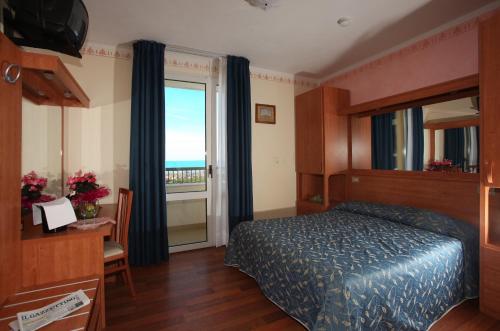 1 queen bed, 1 twin bed