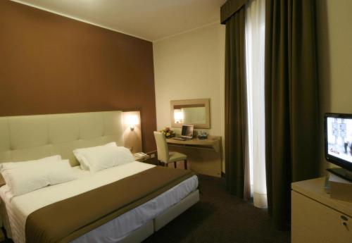 1 queen bed, 4 twin beds
