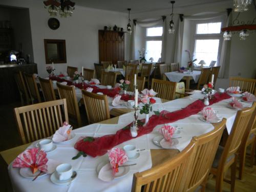 餐廳, Gaststatte & Pension Jagerwaldchen in 貝茨多夫-赫尼茨