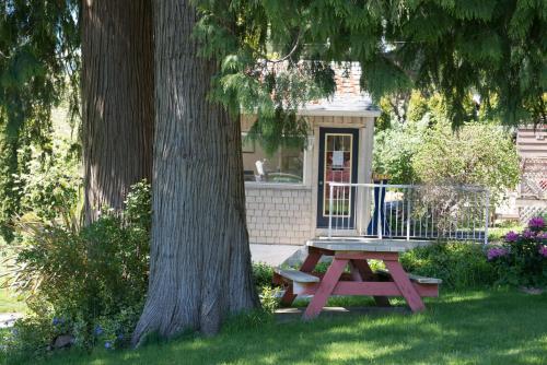 Seaside Villa Motel & RV Park in Powell River, Canada