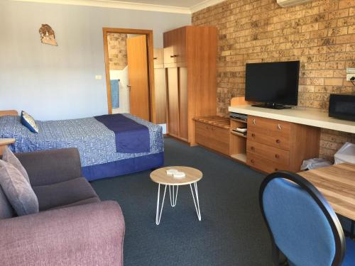 Whale Fisher Motel in Eden