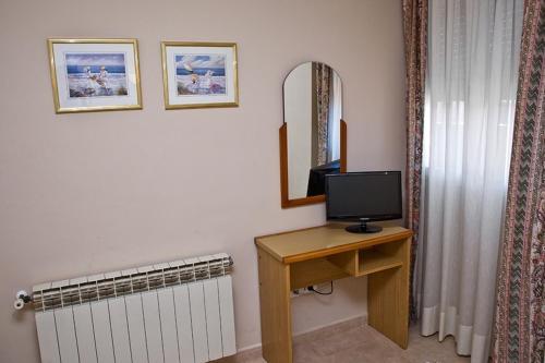 Hotel La Piqueta - image 12