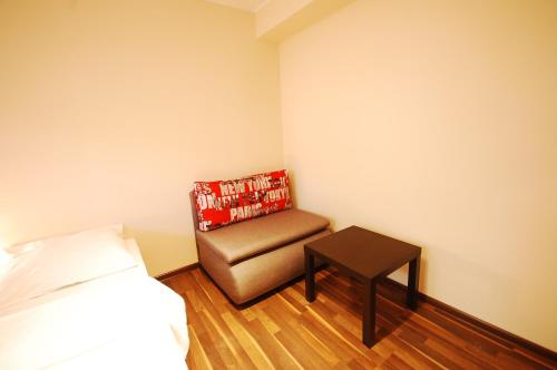 Hipnotic B&B Room Type - Pokój dwuosobowy z dodatkowym łóżkiem w suterenie