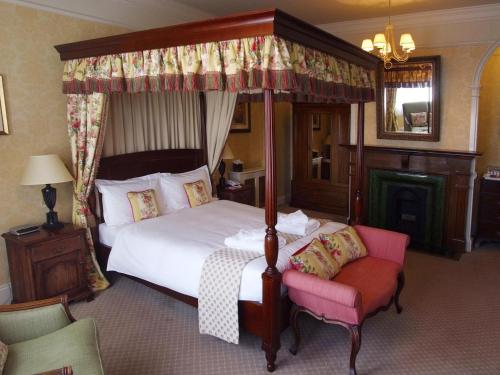Double room, four poster