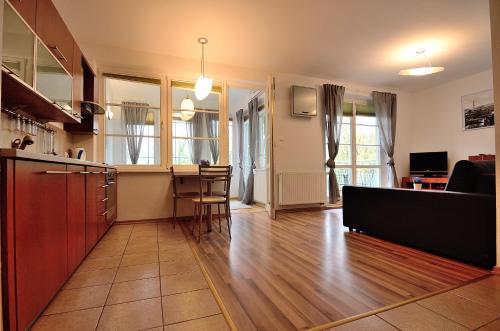 Stylowy Apartament z Parkingiem Victus by Noclegi Renters, Sopoty