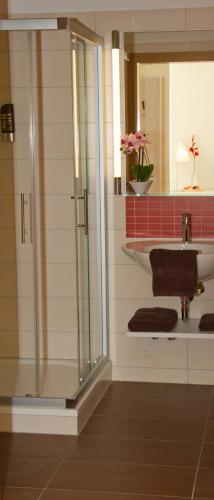 Bathroom, Hotel Zwei Linden in Ottendorf-Okrilla