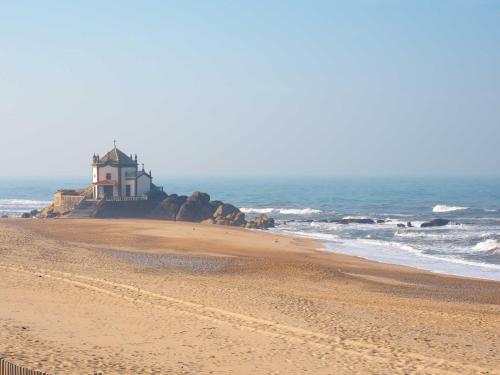  Oporto Beach House in Arcozelo
