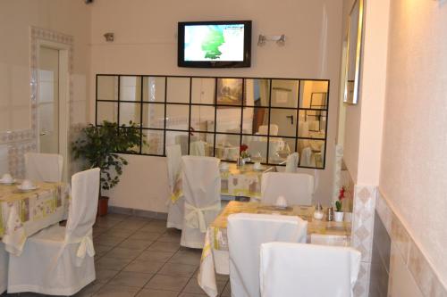 Angel Hotel - image 5