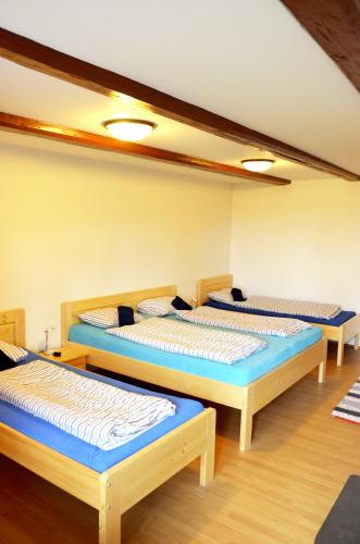 1 double bed, 2 twin beds