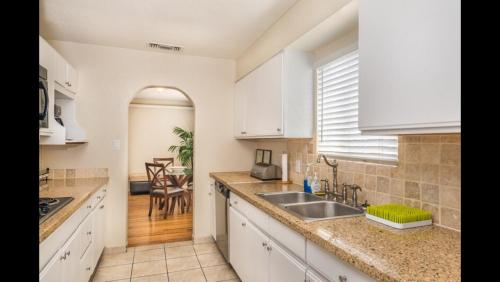 Adorable House only a few miles from the Strip - image 8