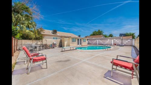 Adorable House only a few miles from the Strip - image 10