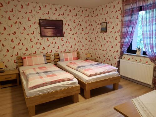 2 twin beds