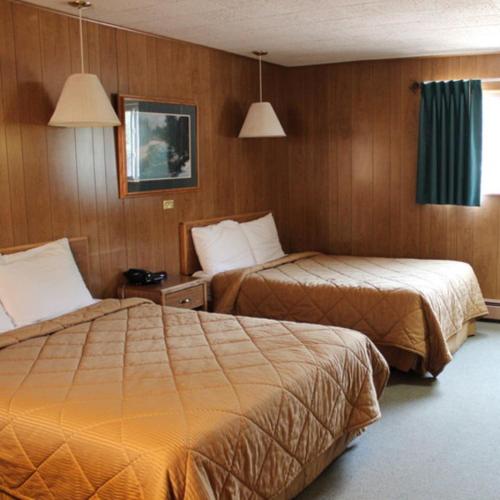 a hotel room with two beds and two lamps, Georgetown Mountain Inn in Georgetown (CO)