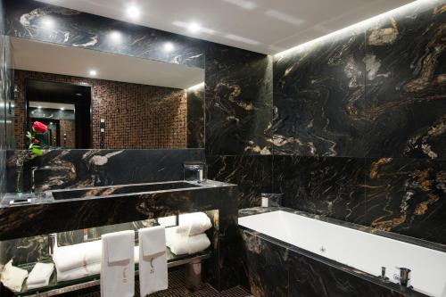 Junior Suite (1-2 Adults) image 8