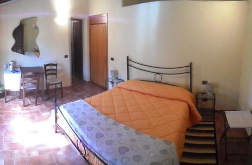 1 queen bed, 1 twin bed