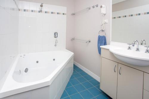 2 bedrooms, 5 beds