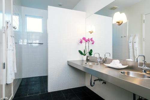 Duchamp Hotel - Downtown Healdsburg Duchamp Hotel - Downtown Healdsburg is perfectly located for both business and leisure guests in Healdsburg (CA). Featuring a satisfying list of amenities, guests will find their stay at the property 