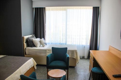 1 king bed, 1 twin bed
