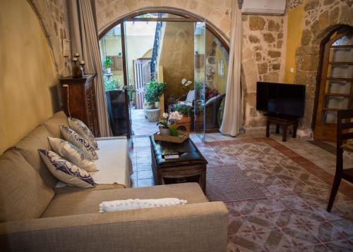 George & Alexandra's Apartments - image 10