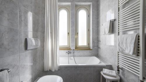 Double or Twin Room image 6