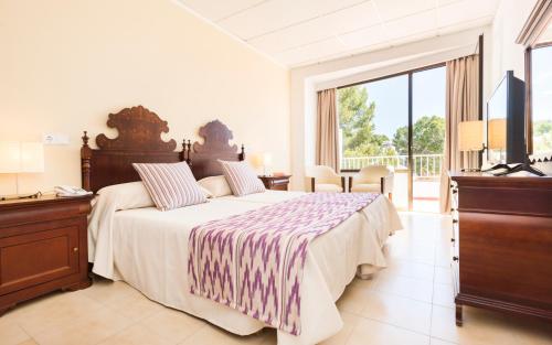 Hotel Gaya The 3-star Hotel Gaya offers comfort and convenience whether youre on business or holiday in Majorca. The hotel offers guests a range of services and amenities designed to provide comfort and conveni