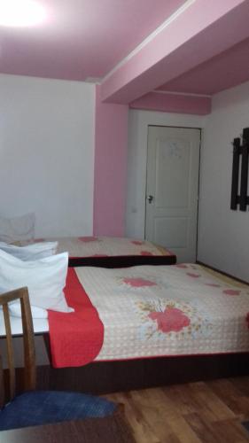 1 double bed, 1 twin bed