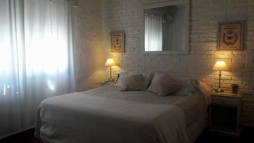 1 queen bed, 3 twin beds