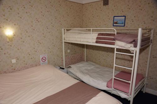 1 double bed, 2 bunk beds