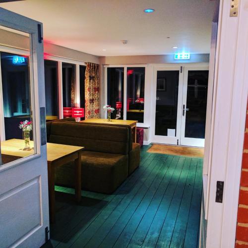 Shared lounge/TV area, The White Horse in Cromer