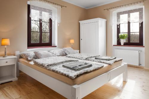 1 queen bed, 2 twin beds
