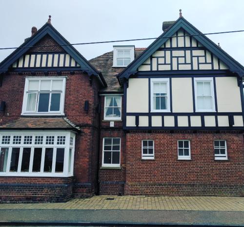 Exterior view, The White Horse in Cromer