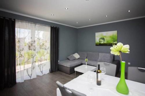 2 twin beds, 1 sofa bed