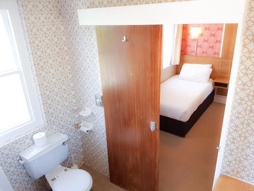 Standard Single Room image 3