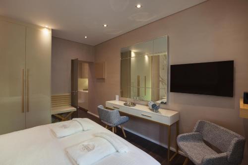 Consolato Boutique - image 9