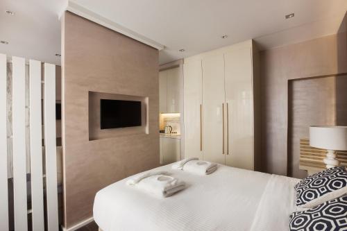 Consolato Boutique - image 14