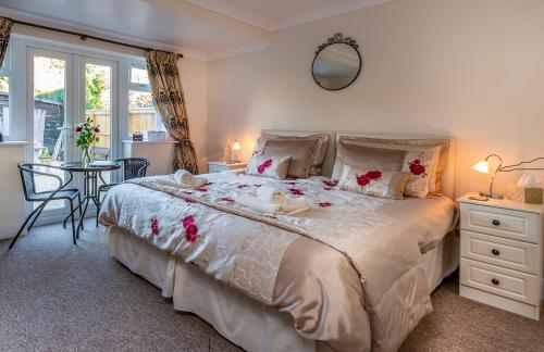 Wimborne Lodge Set in a prime location of Wimborne Minster, Wimborne Lodge puts everything the city has to offer just outside your doorstep. The property offers guests a range of services and amenities designed to p