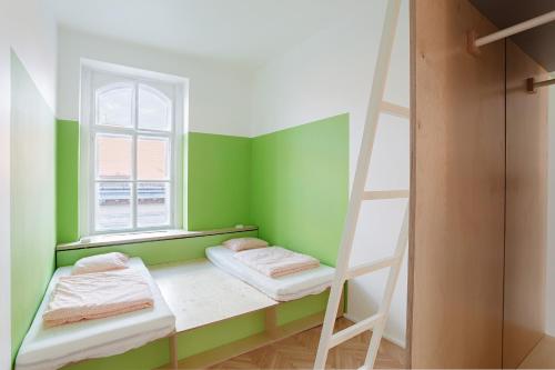 2 bunk beds