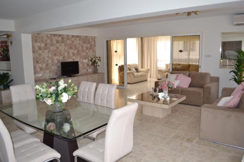 Three-Bedroom Suite image 9