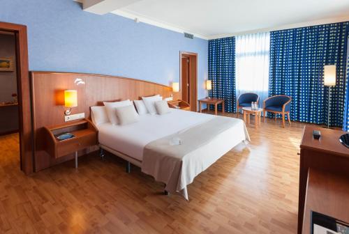 Hotel Delfin Delfín is conveniently located in the popular Tossa de Mar area. The property features a wide range of facilities to make your stay a pleasant experience. Facilities like 24-hour front desk, faciliti