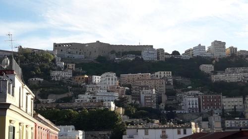 A due passi da Dante, Napoli