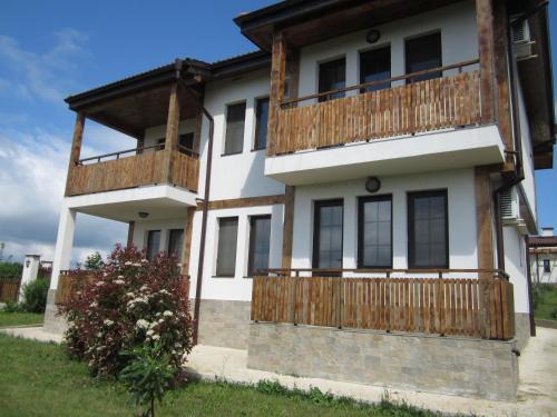 Viesnīcas āriene, Vis Velika in Velika