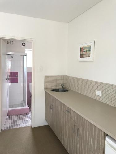 Bathroom, Thirroul Beach Motel in Thirroul
