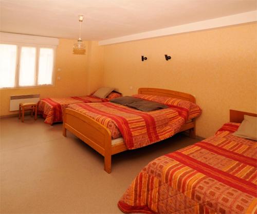 1 double bed, 2 twin beds